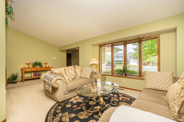 1209 Sunflower Circle S, Shakopee, MN 55379