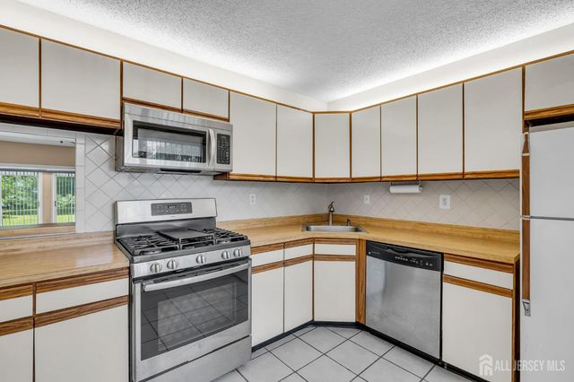 91 Chelsea Court 14, Franklin, NJ 08823