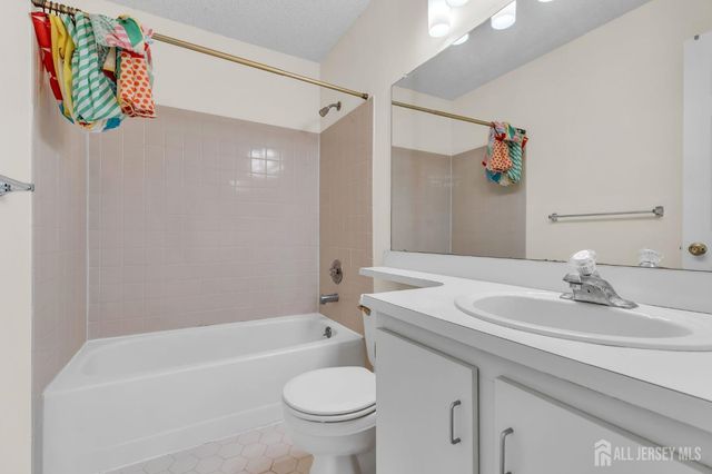 91 Chelsea Court 14, Franklin, NJ 08823