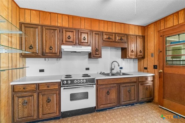 614 Sarah Street, Edna, TX 77957