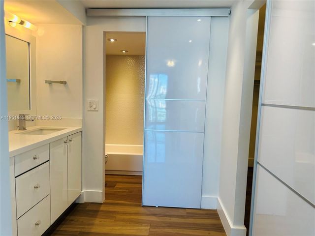 100 Bayview Dr 1528, Sunny Isles Beach, FL 33160