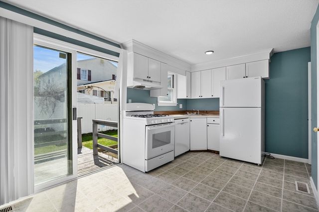 82 Waldo St D, Lowell, MA 01852