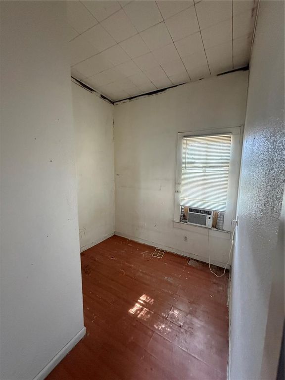 Image 6 of property listing at 1209 E DR MARTIN LUTHER KING JR BOULEVARD, Tampa, FL 33603