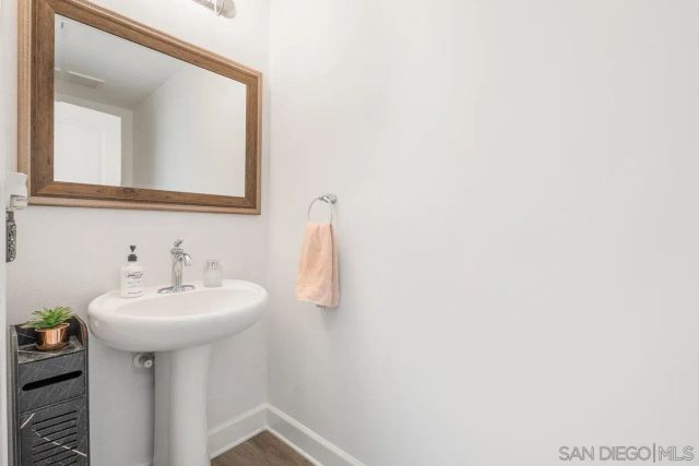 1517 Leonis Pl, Vista, CA 92083