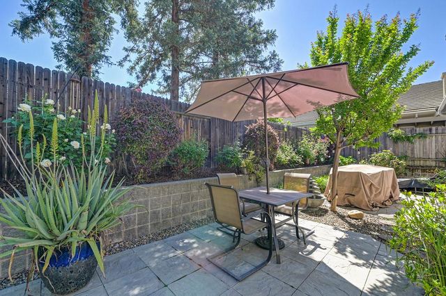 2416 Konvalin Oaks Ln, Carmichael, CA 95608