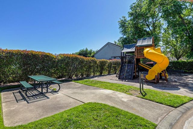 2416 Konvalin Oaks Ln, Carmichael, CA 95608