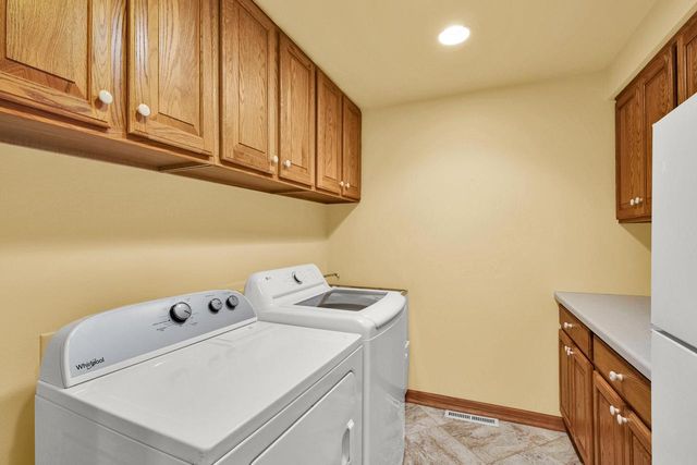 2550 Harmony CIRCLE, Brookfield, WI 53045