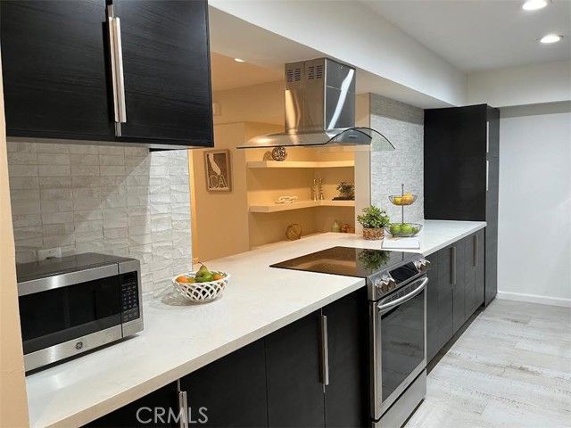 1025 N Kings Rd 105, West Hollywood, CA 90069