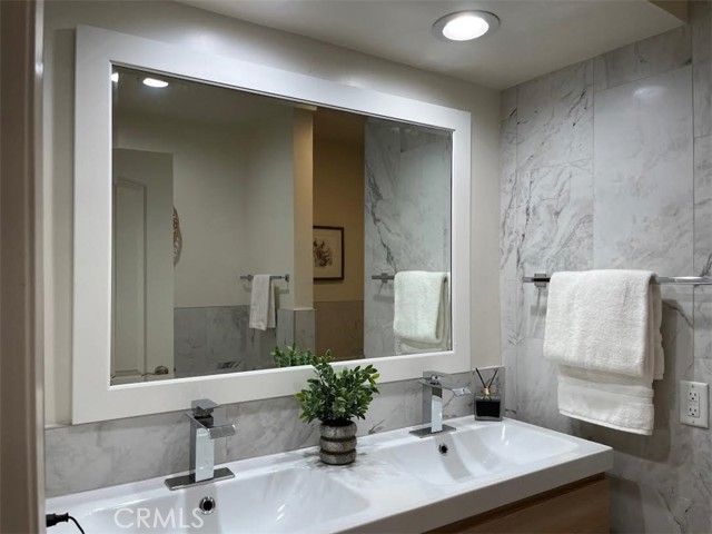 1025 N Kings Rd 105, West Hollywood, CA 90069