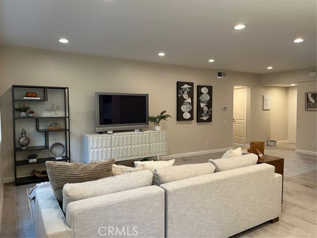 1025 N Kings Rd 105, West Hollywood, CA 90069