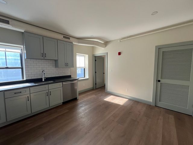 160 Seabury St 11, Fall River, MA 02720