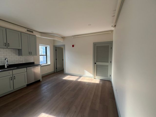 160 Seabury St 11, Fall River, MA 02720