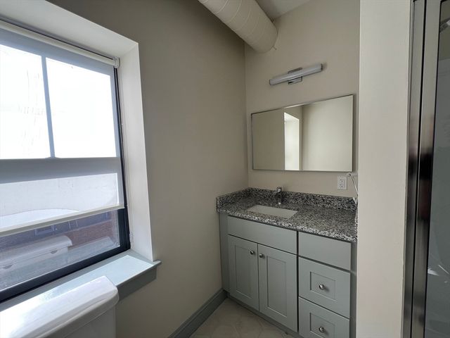 160 Seabury St 11, Fall River, MA 02720