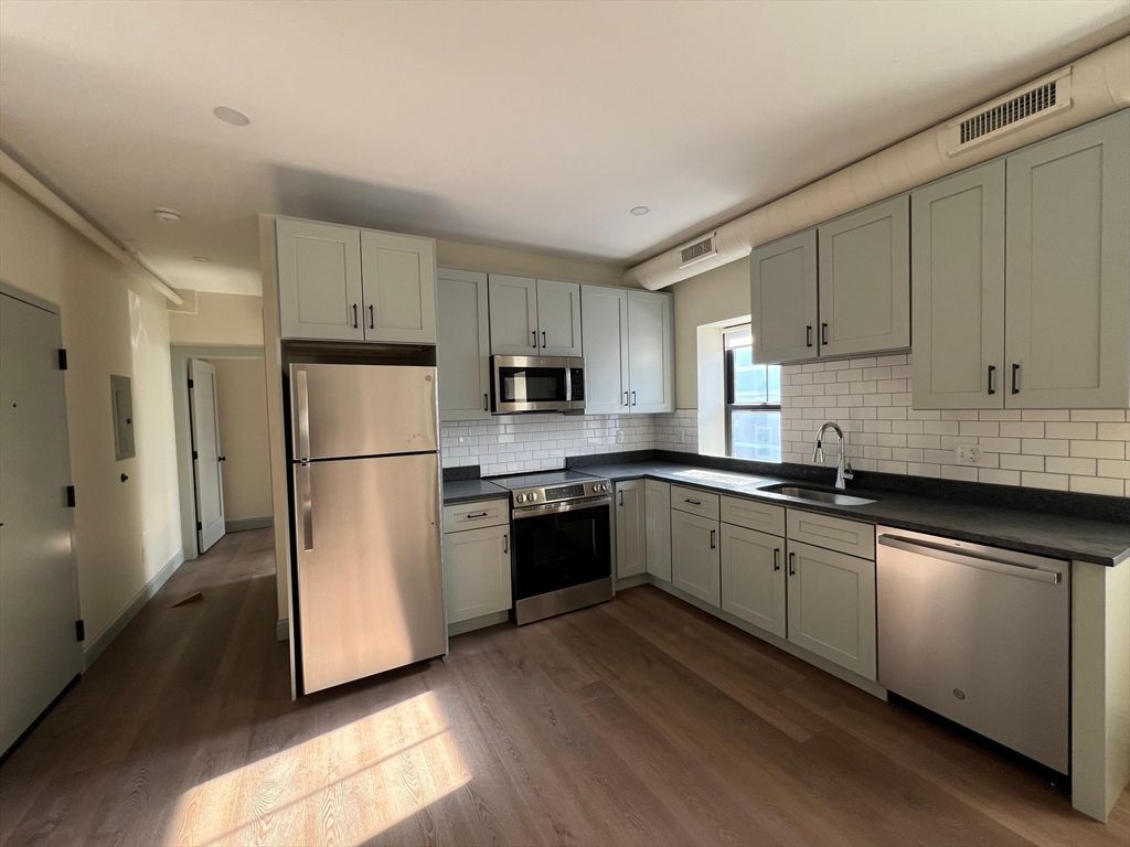 160 Seabury St 11, Fall River, MA 02720