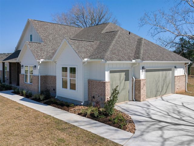 151 Moonlight Drive, Smithville, TX 78957