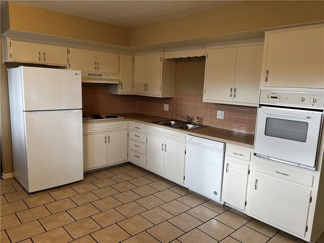 8216 Grand Avenue, Kansas City, MO 64114