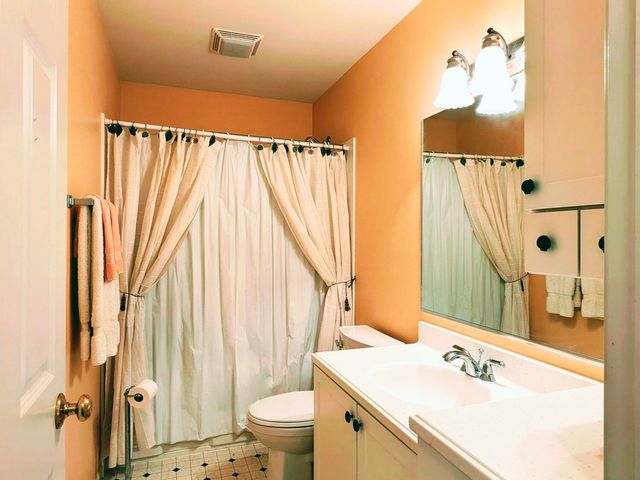 2913 Lake Pointe Drive, Valparaiso, IN 46383