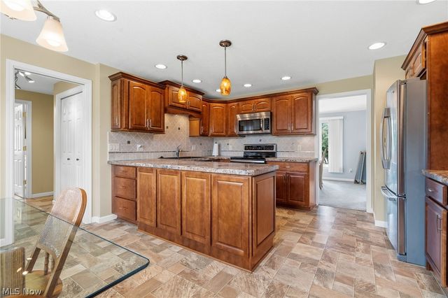 2215 Tamarack Circle NE, Canton, OH 44721