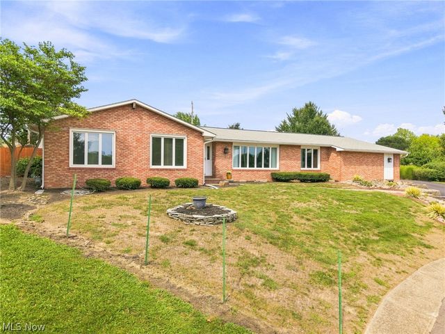 2215 Tamarack Circle NE, Canton, OH 44721
