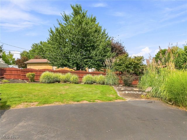 2215 Tamarack Circle NE, Canton, OH 44721