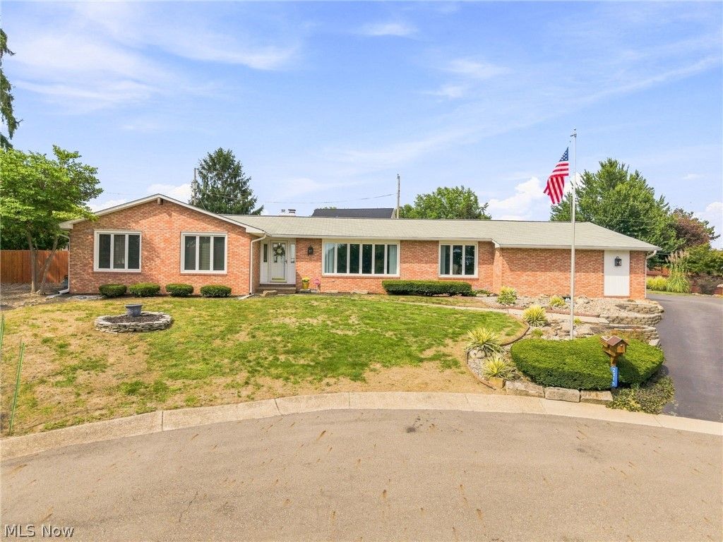 2215 Tamarack Circle NE, Canton, OH 44721