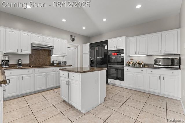 49501 Sandra Drive, Shelby Twp, MI 48315