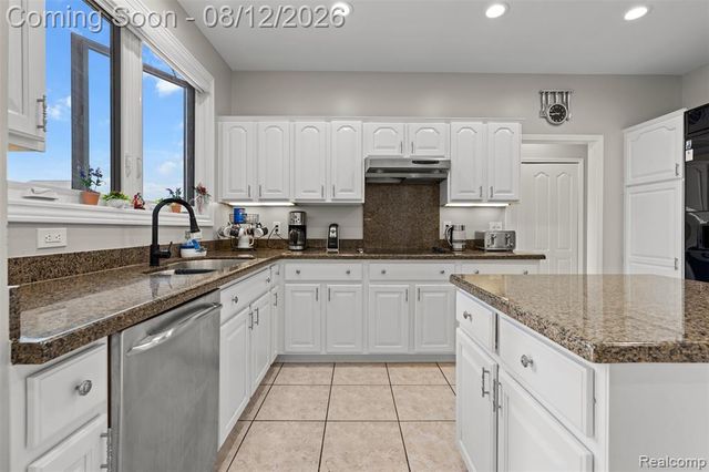 49501 Sandra Drive, Shelby Twp, MI 48315