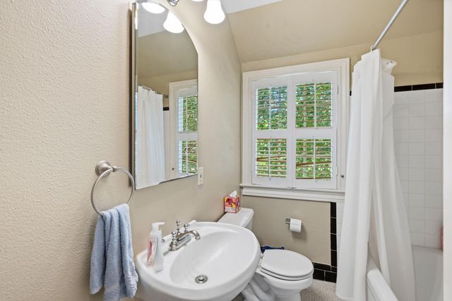 6111 Wakeforest Avenue, West University Place, TX 77005