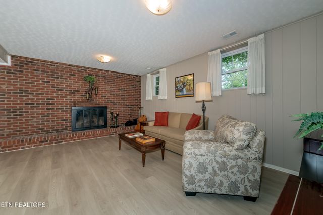 6912 Cresthill Drive, Knoxville, TN 37919