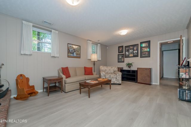 6912 Cresthill Drive, Knoxville, TN 37919