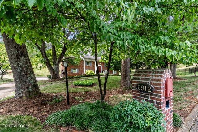 6912 Cresthill Drive, Knoxville, TN 37919