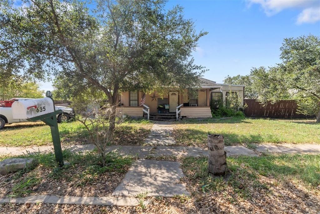 635 Fetick Ave, Taft, TX 78390