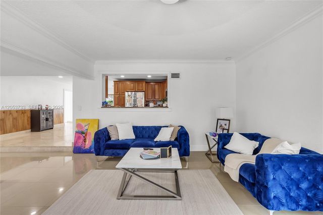 2424 NE 18th Ave, Wilton Manors, FL 33305