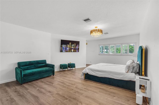 2424 NE 18th Ave, Wilton Manors, FL 33305