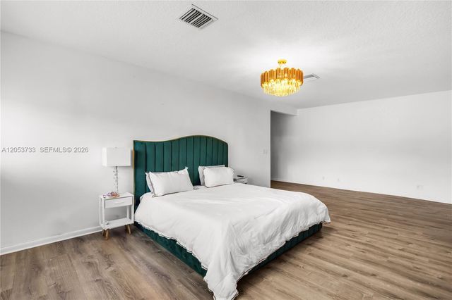 2424 NE 18th Ave, Wilton Manors, FL 33305