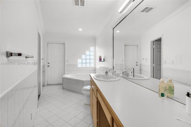 2424 NE 18th Ave, Wilton Manors, FL 33305