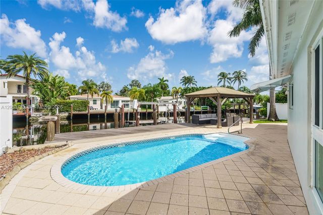 2424 NE 18th Ave, Wilton Manors, FL 33305