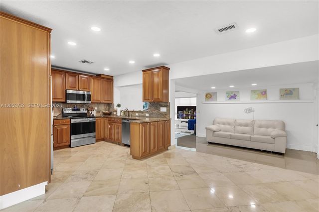 2424 NE 18th Ave, Wilton Manors, FL 33305