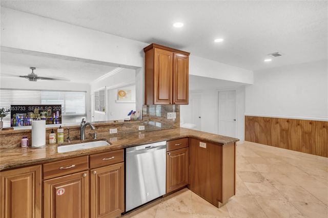 2424 NE 18th Ave, Wilton Manors, FL 33305
