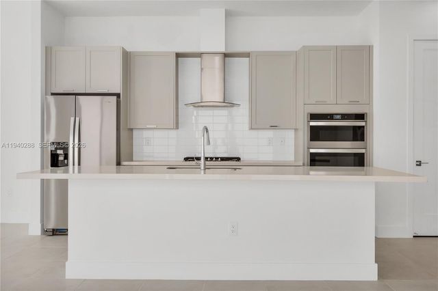 8037 NW 42nd St, Doral, FL 33166