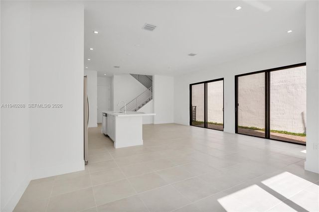 8037 NW 42nd St, Doral, FL 33166