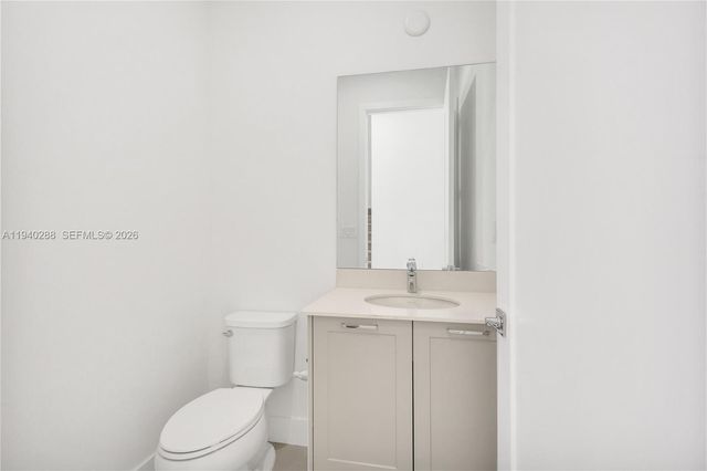 8037 NW 42nd St, Doral, FL 33166