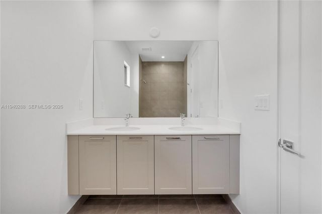 8037 NW 42nd St, Doral, FL 33166