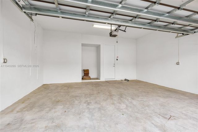 8037 NW 42nd St, Doral, FL 33166