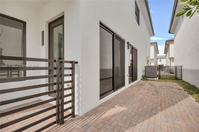 8037 NW 42nd St, Doral, FL 33166