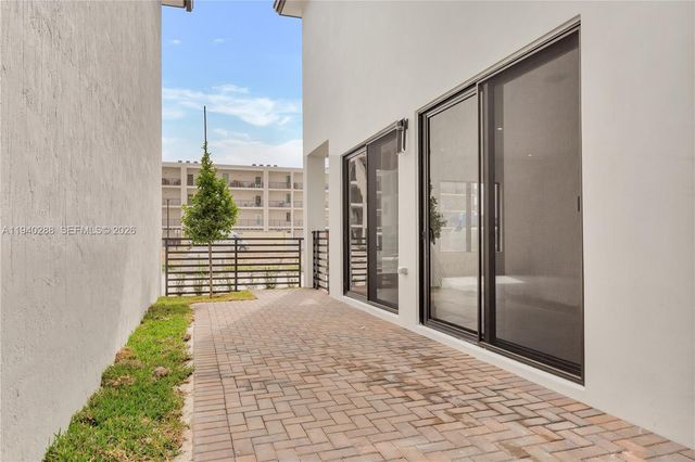 8037 NW 42nd St, Doral, FL 33166