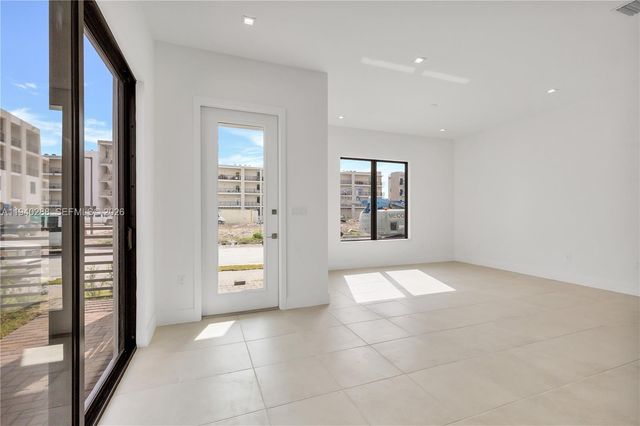 8037 NW 42nd St, Doral, FL 33166