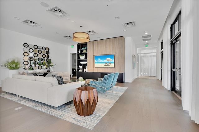 8037 NW 42nd St, Doral, FL 33166