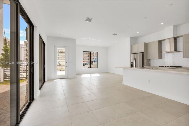 8037 NW 42nd St, Doral, FL 33166