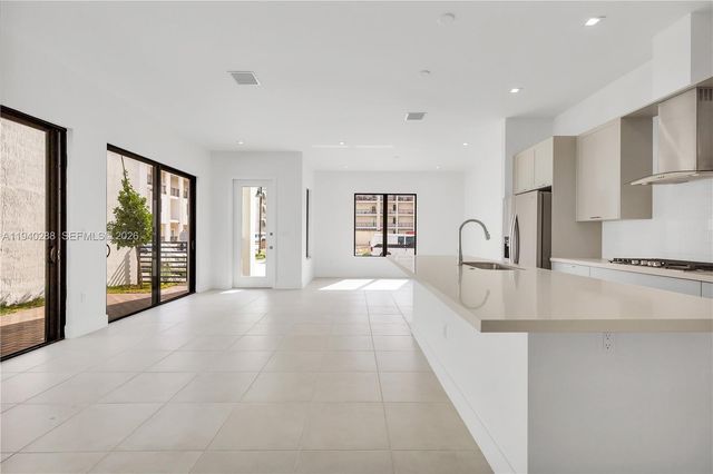 8037 NW 42nd St, Doral, FL 33166